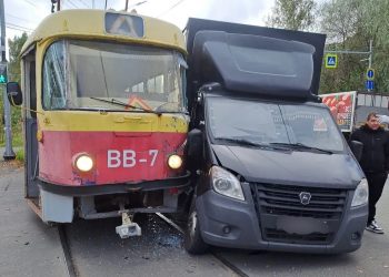 Грузовая «Газель» и «садовый» трамвай столкнулись в Ульяновске