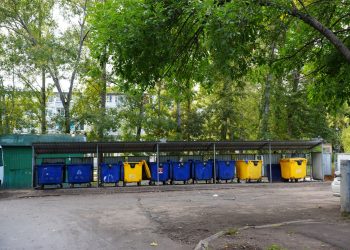 Болдакин взял на контроль парковки, контейнерные площадки и безопасность во дворах Засвияжья