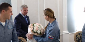 Губернатор Алексей Русских встретил в Ульяновске легендарных «Стрижей»