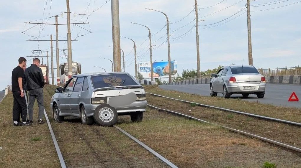 Легковушка вылетела на трамвайные пути в Засвияжье