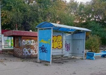 Неизвестные повредили трамвайную остановку на Дамбе в Ульяновске