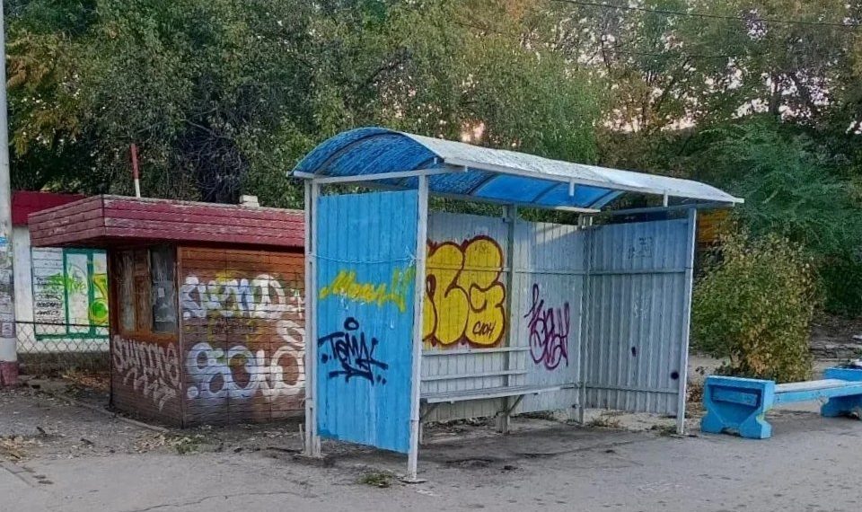 Неизвестные повредили трамвайную остановку на Дамбе в Ульяновске