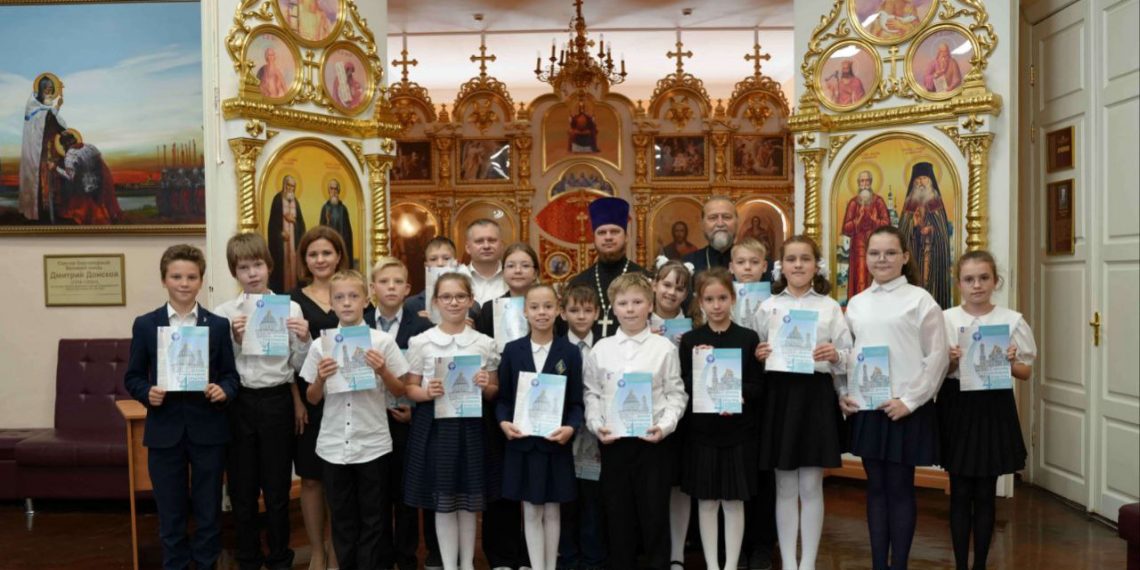 Ученики Мариинской гимназии получили новые учебники по православной культуре