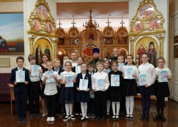 Ученики Мариинской гимназии получили новые учебники по православной культуре