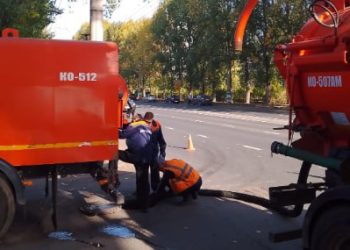 Дорожные службы Ульяновска очищают ливневки и ремонтируют дворы