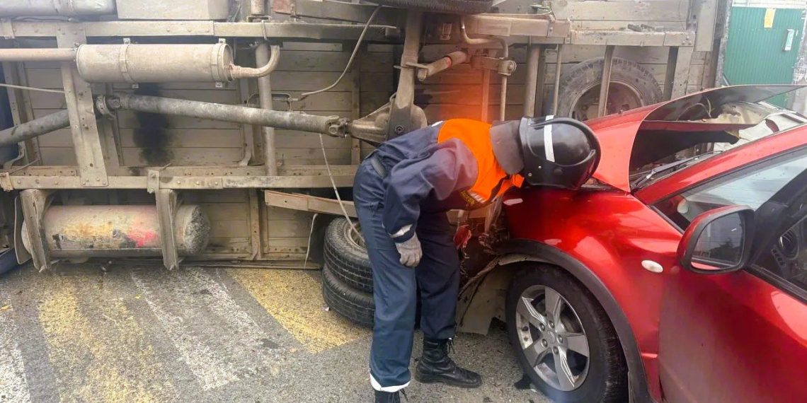 Вмешательство спасателей потребовалось при ДТП с перевернувшейся «ГАЗелью» в Ульяновске