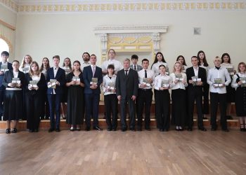 Русских вручил студенческие билеты первокурсникам музыкального училища имени Шадриной