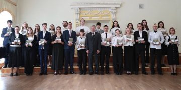 Русских вручил студенческие билеты первокурсникам музыкального училища имени Шадриной