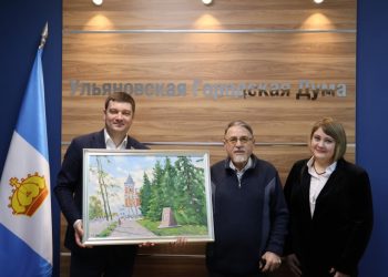 Художник Ирек Нуртдинов подарил картину с буквой «Ё» Ульяновской гордуме