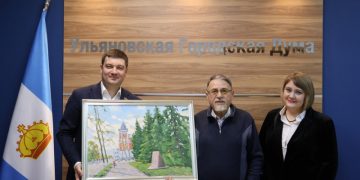 Художник Ирек Нуртдинов подарил картину с буквой «Ё» Ульяновской гордуме