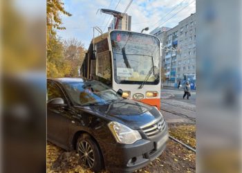 В Ульяновске автомобиль спровоцировал ДТП с трамваем на проспекте Гая