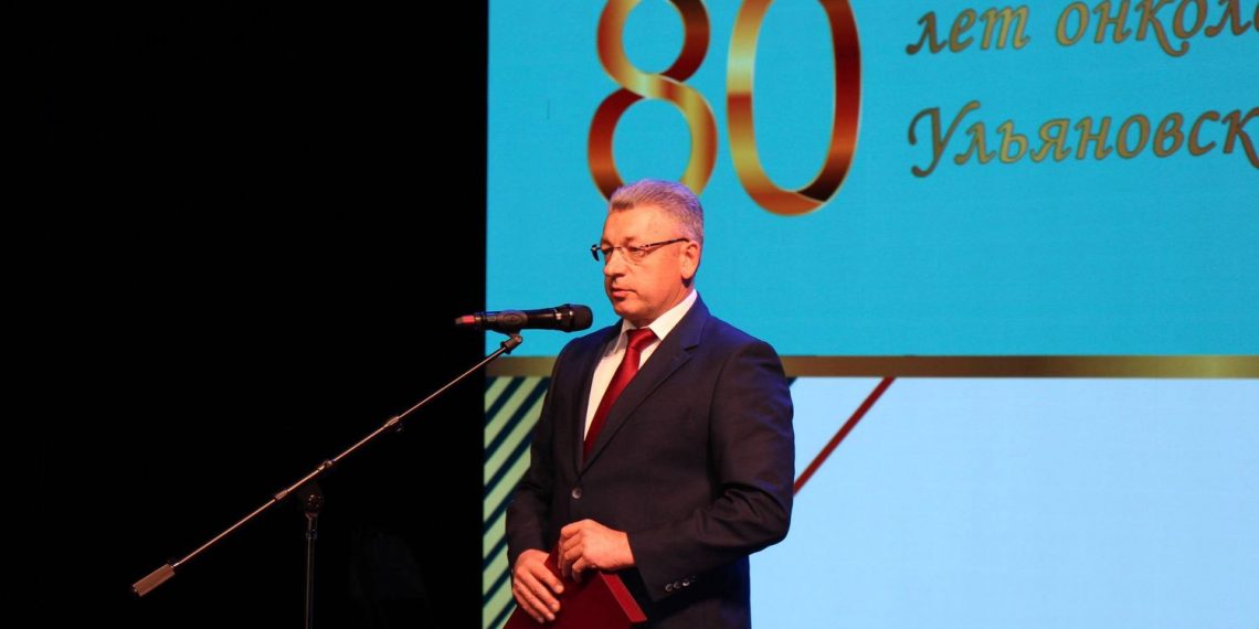 Премьер Спирчагов поздравил ульяновских онкологов в «Nебольшом театре»