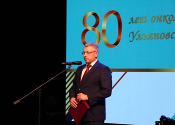 Премьер Спирчагов поздравил ульяновских онкологов в «Nебольшом театре»