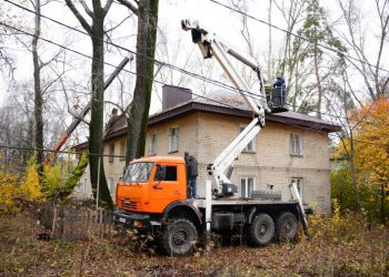Огромное дерево упало на жилой дом в Ульяновске