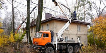 Огромное дерево упало на жилой дом в Ульяновске