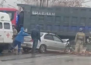 Водителя легковушки госпитализировали после столкновения с грузовиком в Киндяковке