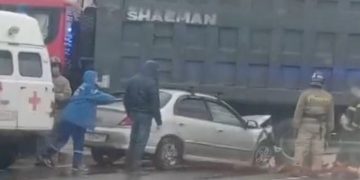 Водителя легковушки госпитализировали после столкновения с грузовиком в Киндяковке