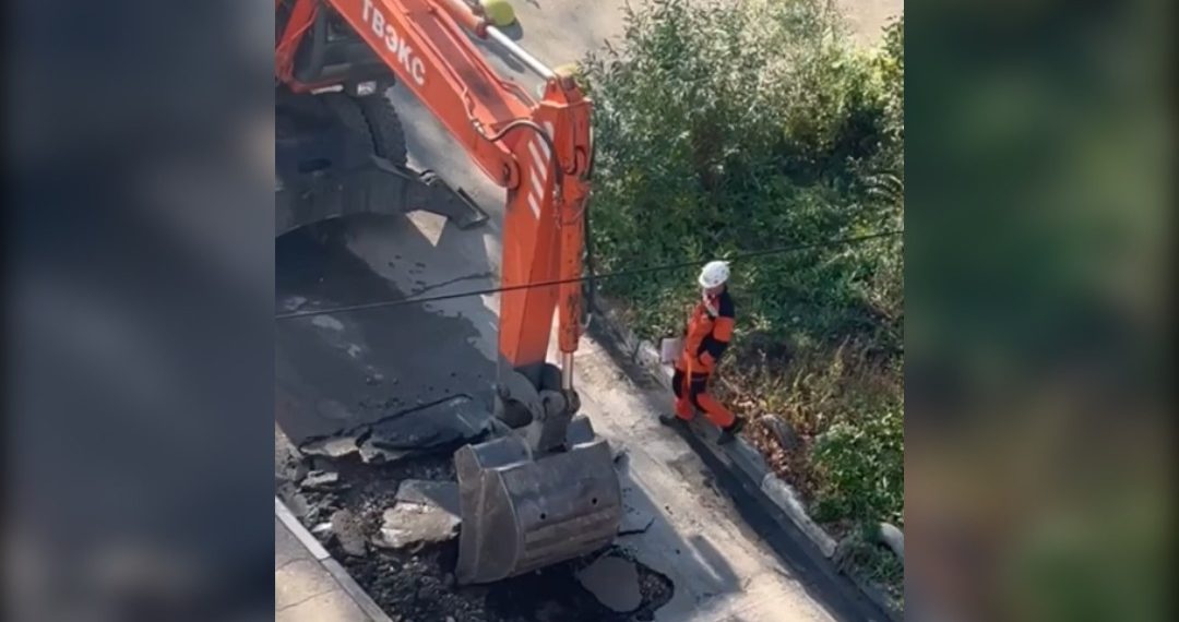 На Песках в Ульяновске экстренно устраняют повреждение теплосети