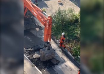 На Песках в Ульяновске экстренно устраняют повреждение теплосети