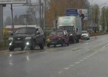 В тройном ДТП на Московском шоссе пострадал 64-летний водитель