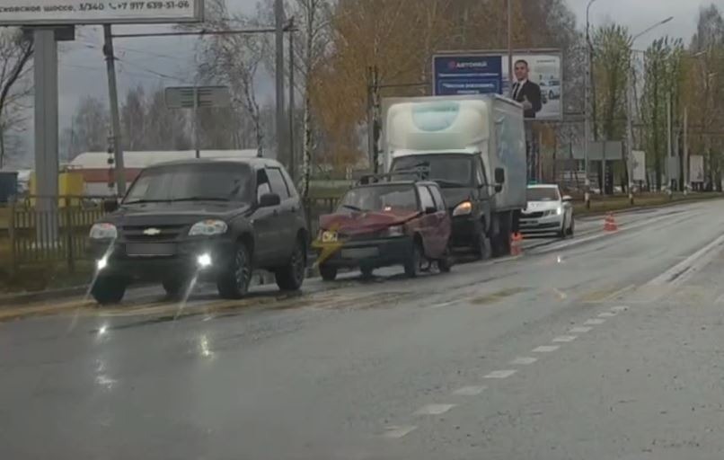 В тройном ДТП на Московском шоссе пострадал 64-летний водитель