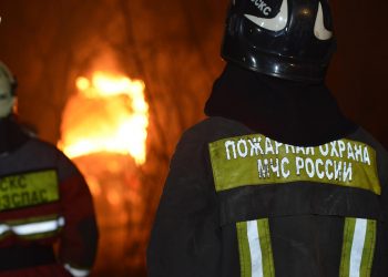 Пожар в Ульяновске: 97-летняя женщина госпитализирована, семь человек эвакуированы
