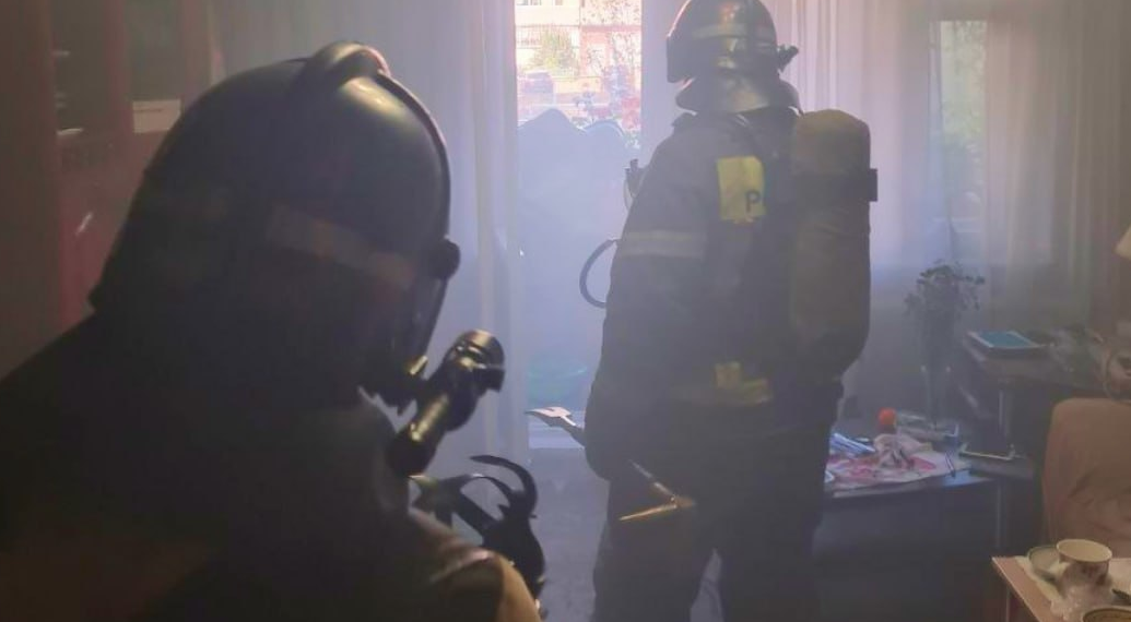 Ульяновские пожарные спасли человека из горящей квартиры на Шолмова