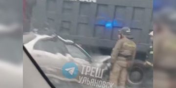 Легковушка влетела под Shacman в Киндяковке, есть пострадавшие
