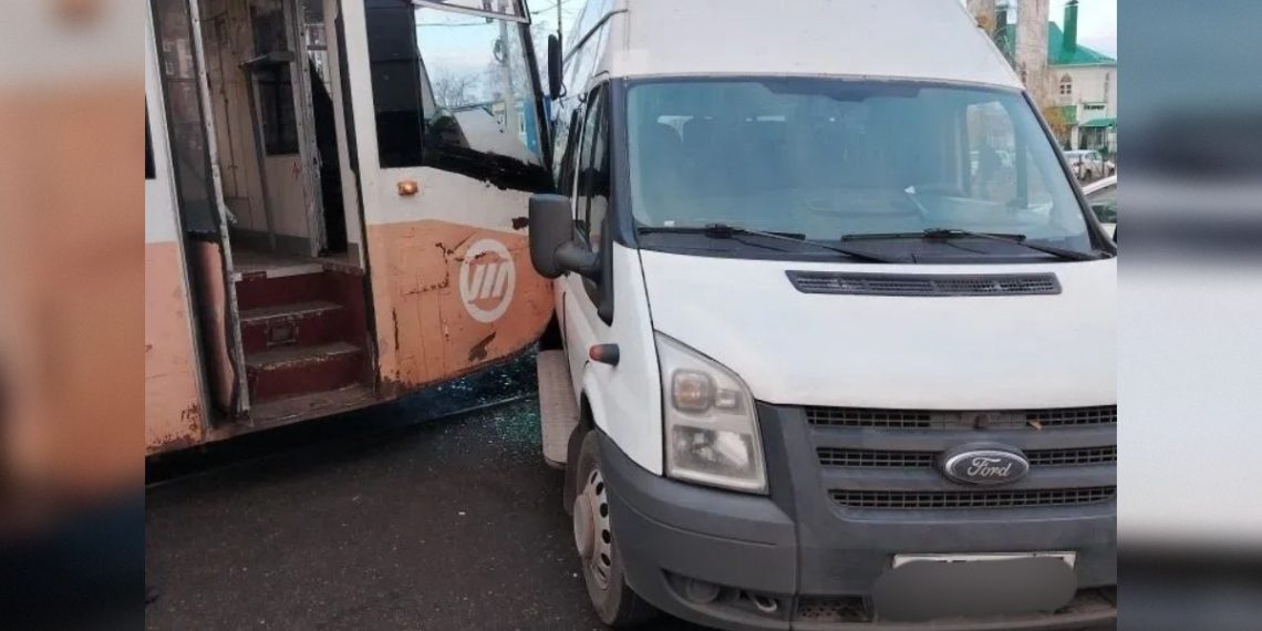 Инцидент с маршруткой и трамваем на перекрестке в Ульяновске парализовал движение