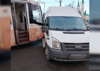 Инцидент с маршруткой и трамваем на перекрестке в Ульяновске парализовал движение