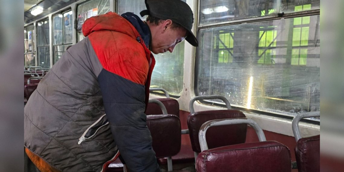 «Ульяновскэлектротранс» о проблеме с обивкой сидений: виноват не только возраст вагонов, но и вандалы