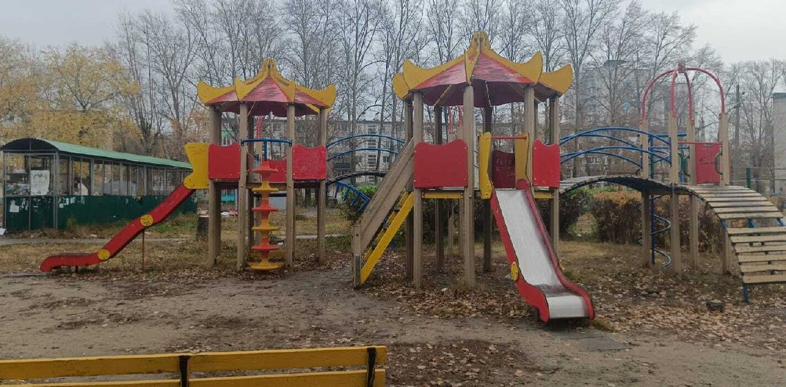 Сгнившую опасную детскую площадку снесли в одном из дворов Киндяковки