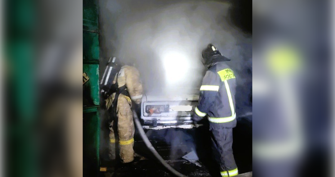 Закрытый гараж загорелся в ульяновском ГСК «Волга» — видео