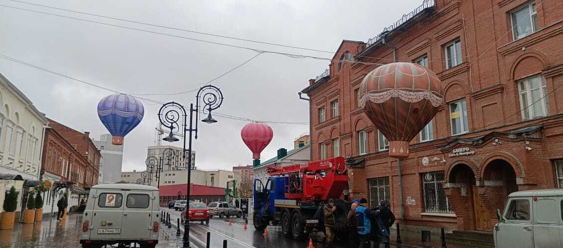 Шары уплыли: осень сменила летний декор на улице Федерации