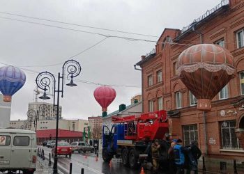 Шары уплыли: осень сменила летний декор на улице Федерации