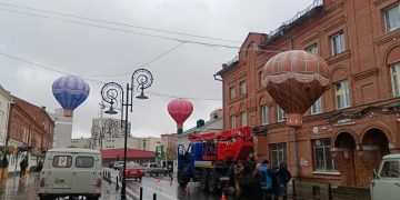 Шары уплыли: осень сменила летний декор на улице Федерации