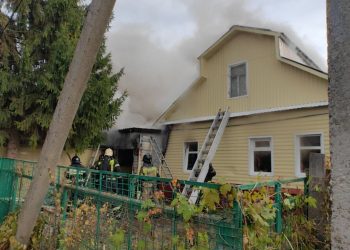 В посёлке Мостовая тушат горящий коттедж -фото