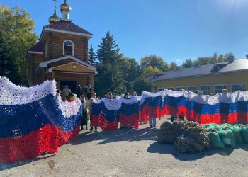 Студенты УлГАУ создали 100-метровый флаг-сетку для музея на Поклонной горе