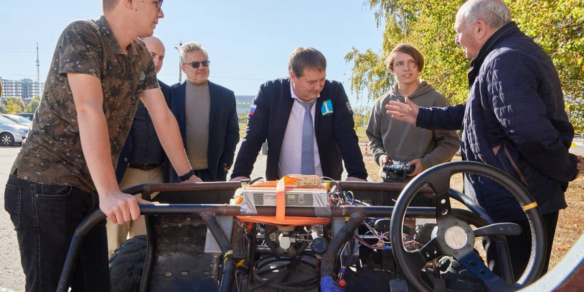 Ульяновскому мэру показали беспилотники на колёсах