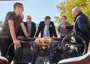 Ульяновскому мэру показали беспилотники на колёсах