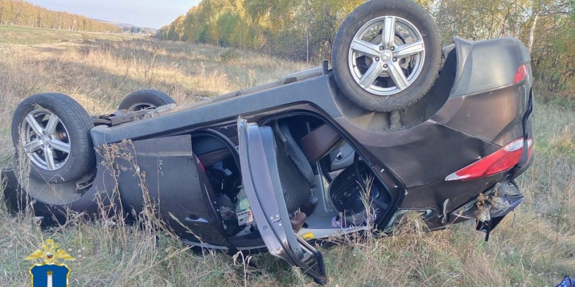 Двоих детей достали из перевернувшейся машины на трассе под Ульяновском