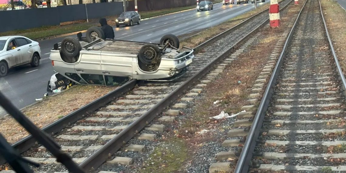 ДТП с перевернутым авто парализовало движение трамваев на Октябрьской