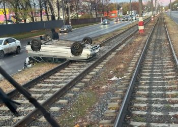 ДТП с перевернутым авто парализовало движение трамваев на Октябрьской