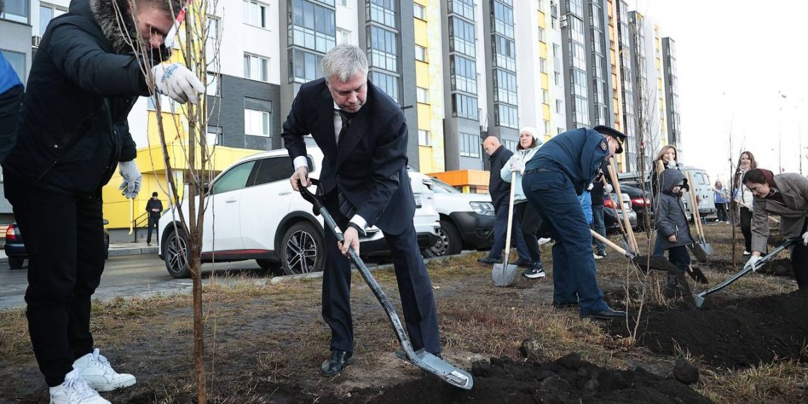 Алексей Русских принял участие в осенней высадке деревьев в Ульяновске