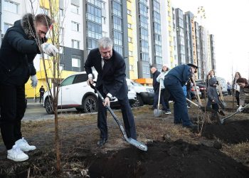 Алексей Русских принял участие в осенней высадке деревьев в Ульяновске