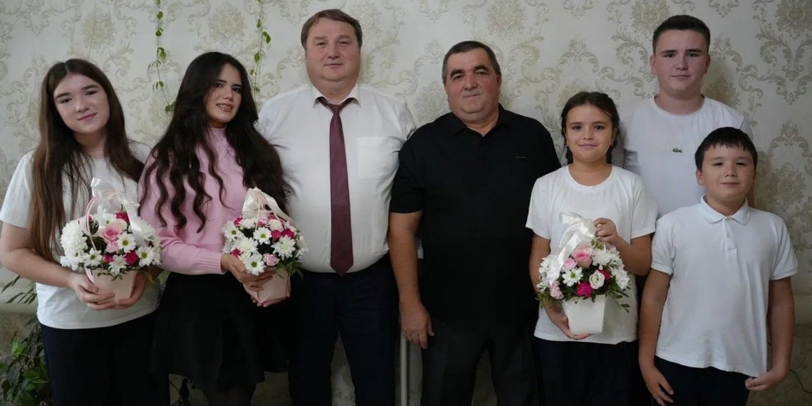 Мэр Ульяновска вручил награду отцу десятерых детей