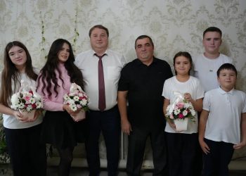 Мэр Ульяновска вручил награду отцу десятерых детей
