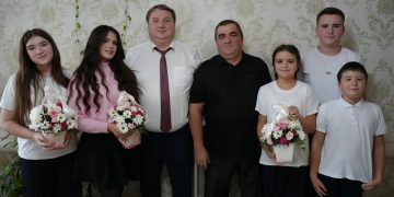 Мэр Ульяновска вручил награду отцу десятерых детей