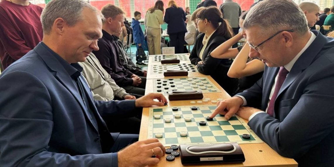 Ульяновский премьер Спирчагов сыграл в шашки с чемпионом мира Дашковым