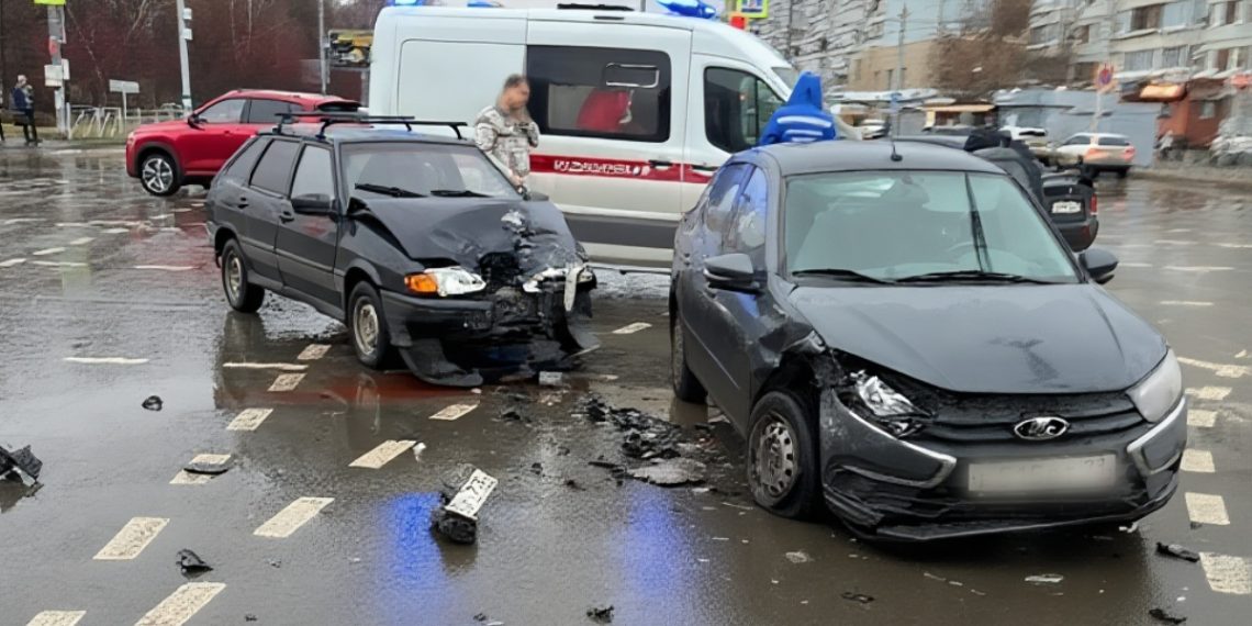 Две «Лады» столкнулись на перекрёстке в Новом городе